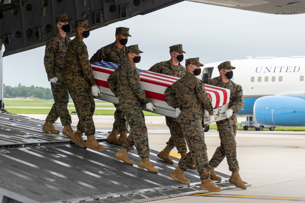 2021年8月29日，美國海軍陸戰隊將妮可‧L‧吉（Nicole L. Gee）的遺體運回美國。（Photo by Jason Minto/U.S. Air Force via Getty Images）