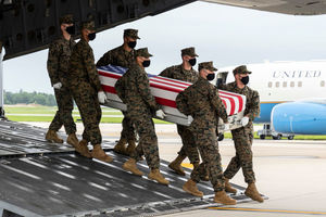 美國女兵陣亡 懷抱阿富汗嬰兒溫馨照曾廣傳