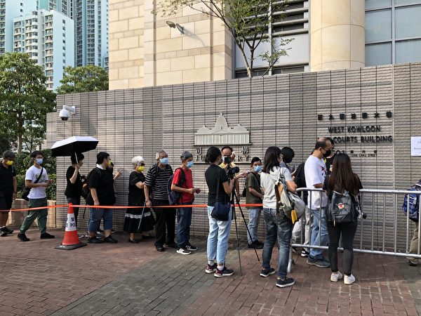 2021年9月10日早上8時許，大批香港市民在西九龍法院外排隊進入法院，旁聽支聯會被控違「國安法」案件。（張曉慧／大紀元）