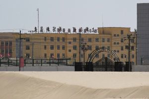 新疆再教育營黑幕 地下20米設鐵籠囚人
