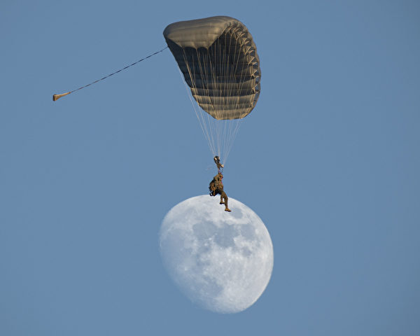 12月13日，美國海軍陸戰隊偵察兵在日本橫田空軍基地上空進行高空低開跳傘訓練。（美國空軍）