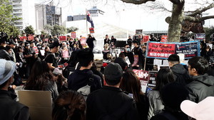 紐香港人聲援反送中 數百人穿黑衣集會