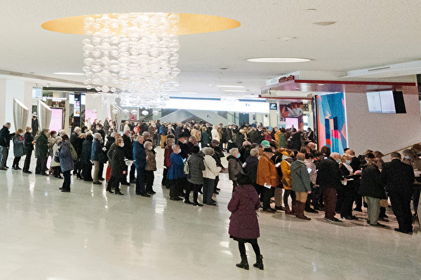 2022年3月2日下午，神韻環球藝術團在巴黎國際會議中心進行了第二場演出，全場爆滿，圖為觀眾現場排長龍進場的場面。（章樂／大紀元）