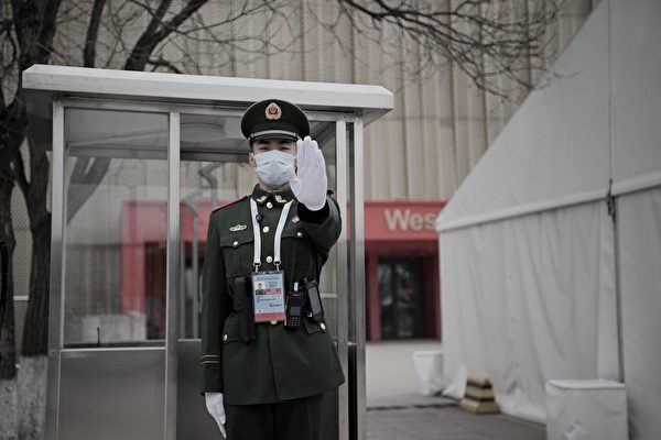 圖為2021年4月1日北京五棵松體育中心一門衛做出禁止手勢。（NOEL CELIS/AFP via Getty Images）
