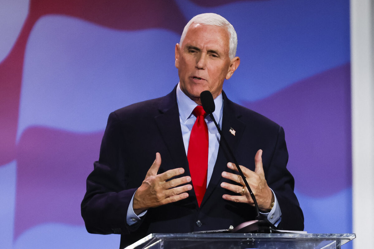 2022年11月18日，前副總統彭斯（Mike Pence）在內華達州拉斯維加斯舉行的共和黨猶太聯盟年度領導會議（Republican Jewish Coalition Annual Leadership Meeting ）上發言。（Wade Vandervort/AFP via Getty Images）