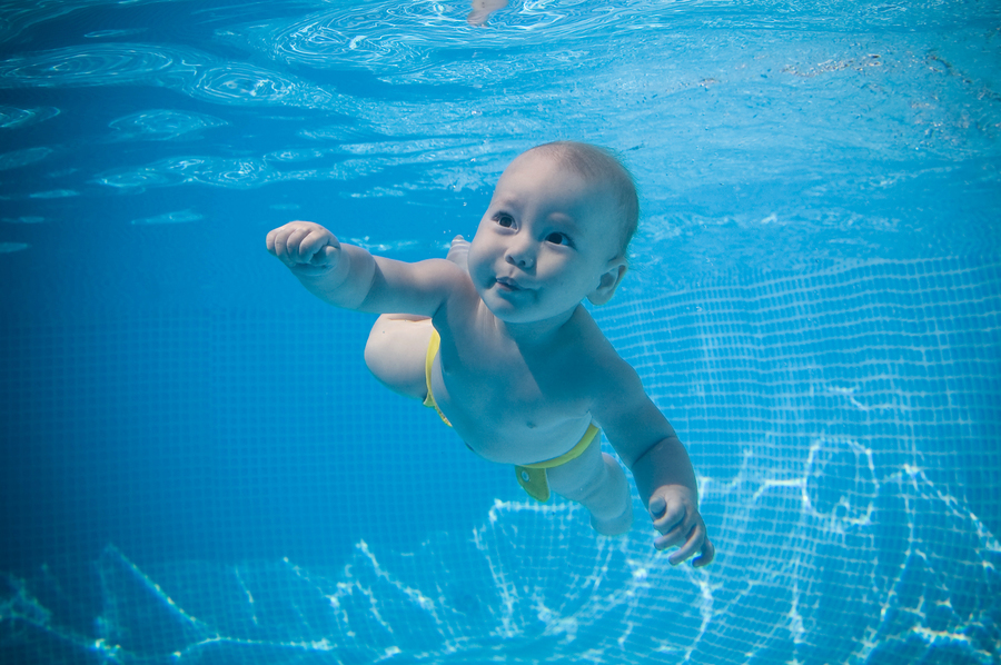 8個月大寶寶被丟進水裏學游泳 爆紅短片惹議