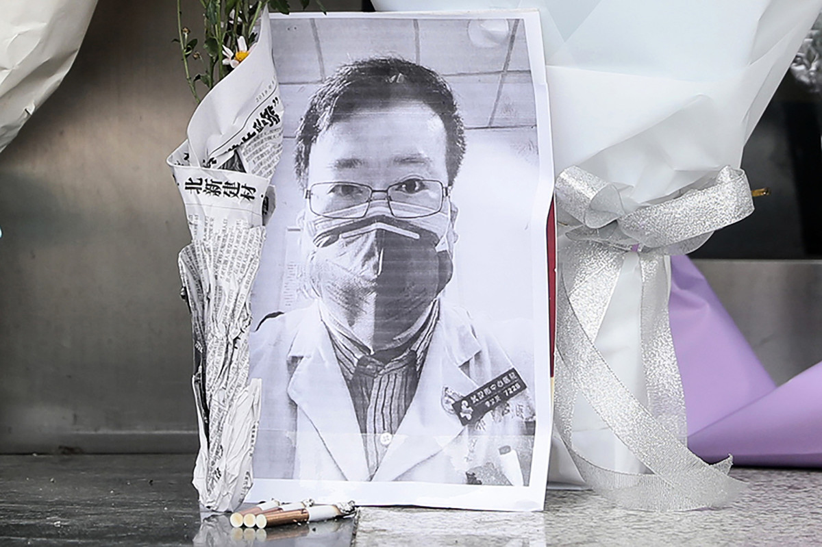 中共病毒（武漢肺炎）「吹哨人」李文亮醫生最終因感染中共病毒而去世，生前因公開疫情遭警方訓誡。（STR/AFP via Getty Images）