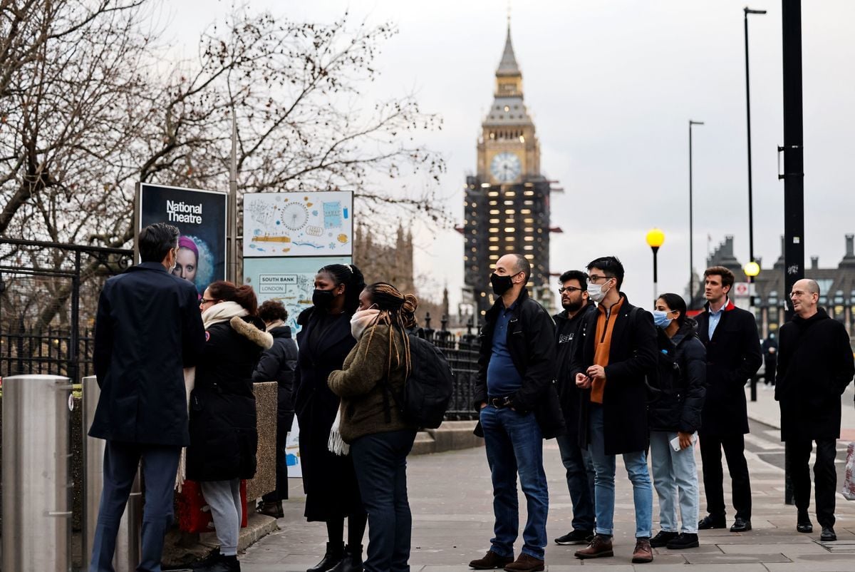 2021年12月13日，在倫敦市中心Guy's and St Thomas' Hospital外的冠狀病毒疫苗接種中心，公眾在議會大廈附近的Westminster Bridge上排隊等候接種 COVID-19疫苗。（PTOLGA AKMEN/AFP via Getty Images）