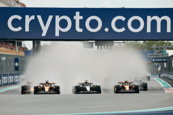2025年5月3日,F1邁阿密站進行了衝刺賽爭奪,麥拿侖車隊的英國車手羅禮士(Lando Norris)奪得冠軍,其隊友皮亞斯特利位居第二,咸美頓排名第三。圖為衝刺賽發車時的情景。(Hector Vivas/Getty Images)