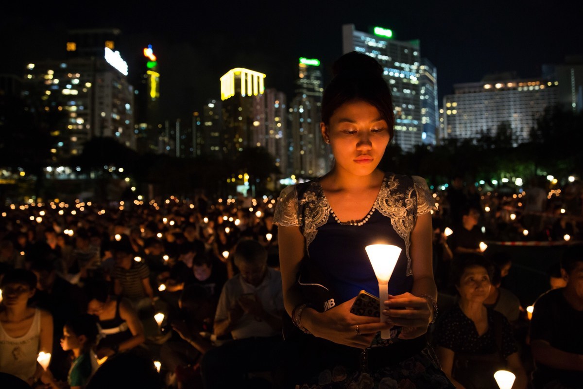 圖為2015年6月4日，香港，民眾參加燭光晚會，紀念1989年北京天安門廣場的鎮壓事件。（DALE de la REY/AFP via Getty Images）