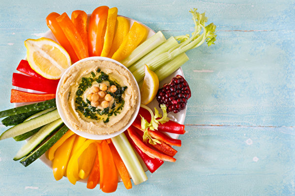 新鮮蔬果蘸美味鷹嘴豆泥，豪邁又時尚。（Shutterstock）