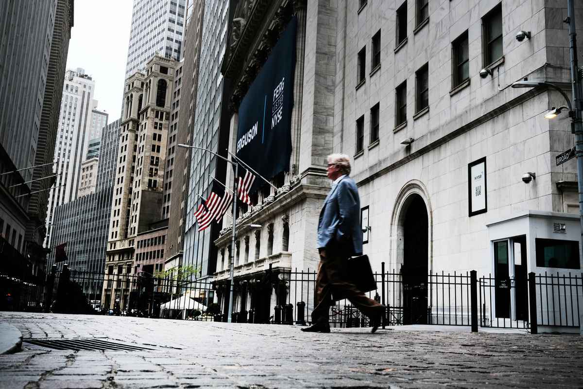 華爾街今年大多數交易類股暴跌，可能將出現了自2019年以來的首次大範圍裁員。圖為華爾街紐約證券交易所外景。（Spencer Platt/Getty Images）