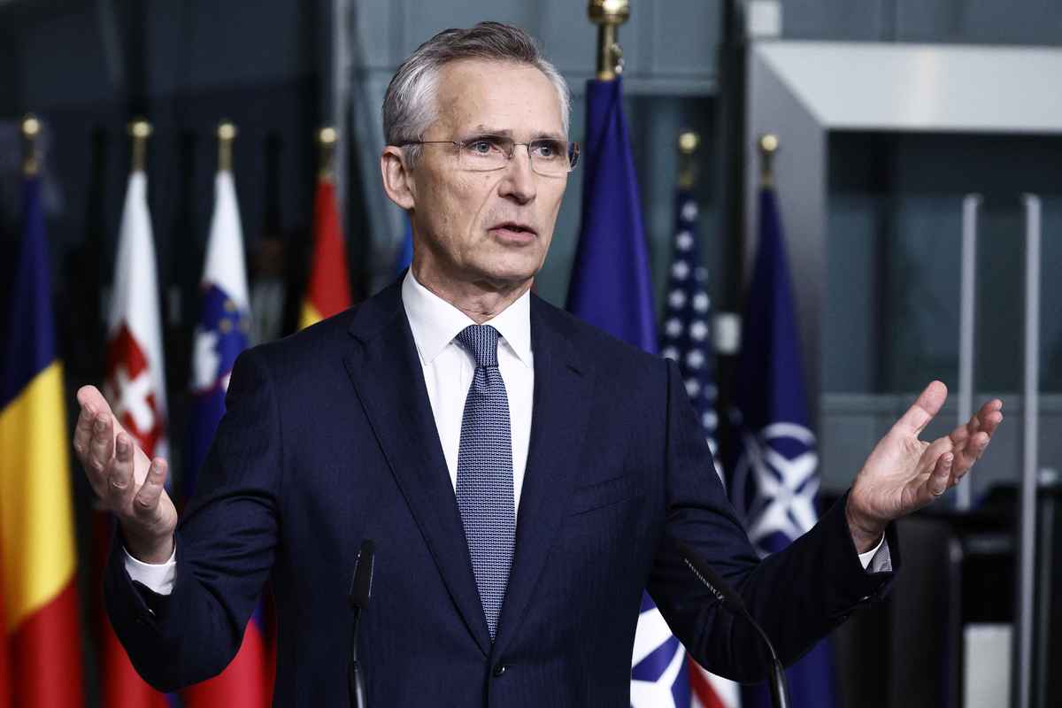 2024年3月11日,在布魯塞爾北約總部,北約秘書長斯托爾滕貝格(Jens Stoltenberg)與瑞典首相克里斯特松(Ulf Kristersson)舉辦聯合新聞發布會,斯托爾滕貝格正在發表講話。(KENZO TRIBOUILLARD/AFP via Getty Images)