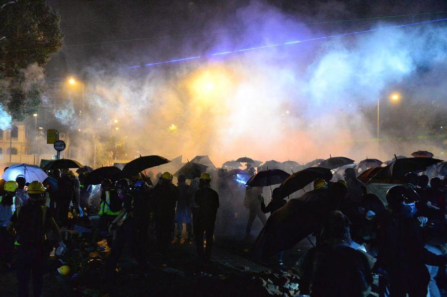 香港抗爭者被警方集中押上火車 引外界擔憂