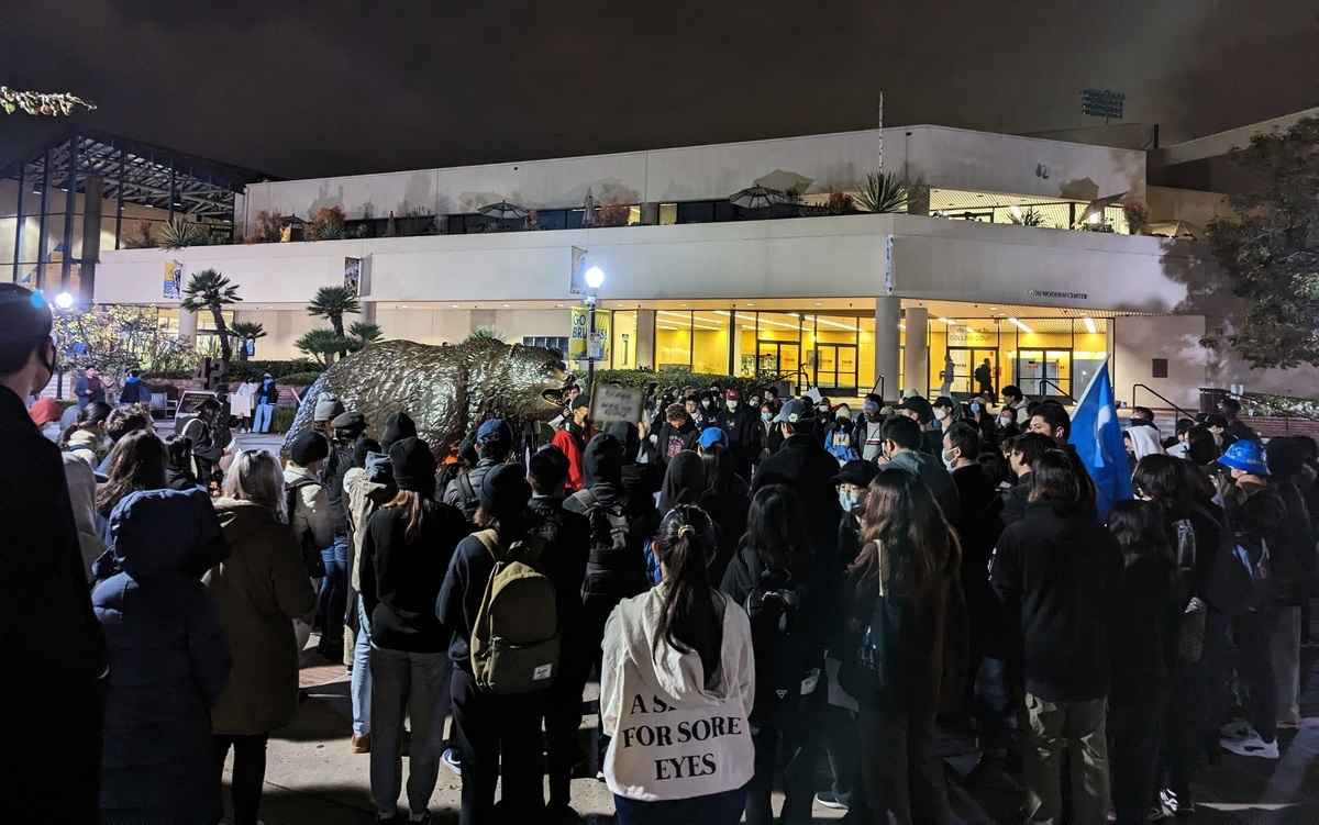 響應白紙運動，2022年12月1日，數百名中國留學生在加州大學洛杉磯分校（UCLA）集會，為那些因中共防疫政策而逝者默哀。（徐曼沅／大紀元）