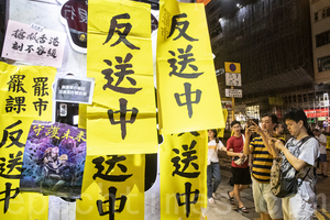 顏丹：香港人在街頭與大陸人在銀行