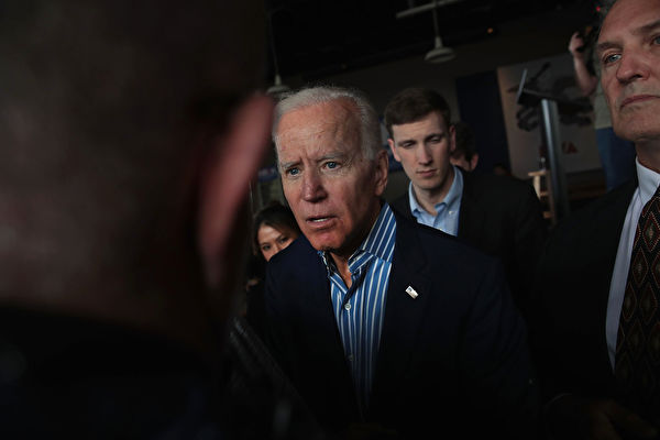 距離美國大選日還有幾天，美國前副總統祖‧拜登（Joe Biden）及其次子亨特‧拜登（Hunter Biden）的貪腐醜聞繼續發酵。（Scott Olson/Getty Images）