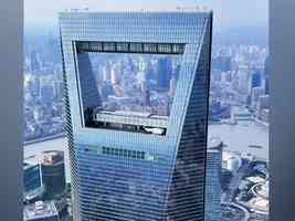 兩架無人機在上海環球金融中心樓頂對撞