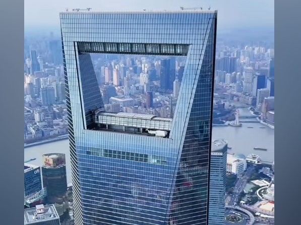 兩架無人機在上海環球金融中心樓頂對撞