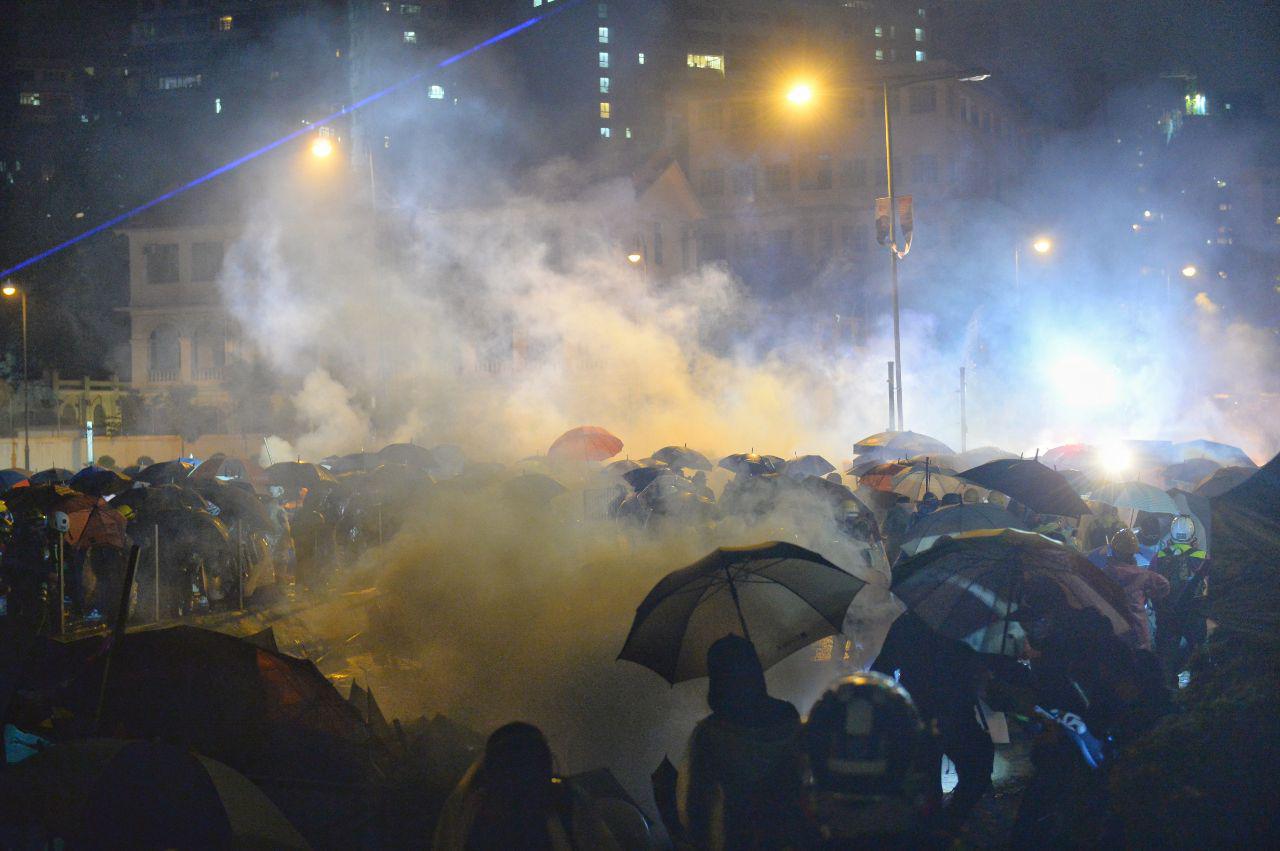 11月17日晚，香港理大硝煙瀰漫，數百人被港警包圍，民間呼籲反包圍救人。（宋碧龍/大紀元）