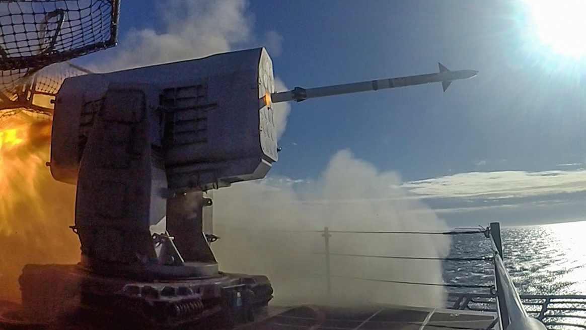 1月20日，美軍黃蜂級兩棲攻擊艦埃塞克斯號（LHD 2）在太平洋的實彈演習中發射了RIM-116 滾體導彈。（美國海軍）