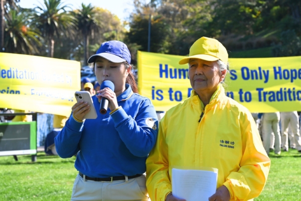 2025年5月3日,紐西蘭部份法輪功學員在北島中部城市哈密爾頓(Hamilton)的羅托魯瓦湖(Lake Rotoroa)公園舉行盛大集會,慶祝5.13『世界法輪大法日』及法輪大法洪傳33周年,並恭祝李洪志大師華誕。圖為法輪功學員王久春(右)在集會上發言。(趙凱/大紀元)