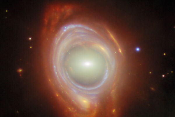 美國NASA的韋伯太空望遠鏡拍到罕見的愛因斯坦環。(ESA/Webb, NASA & CSA, G. Mahler)