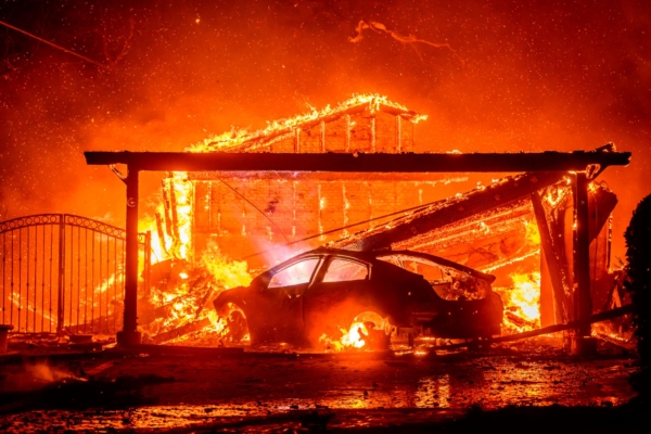 美國加州爆發今年最大山火 火勢僅控制10%