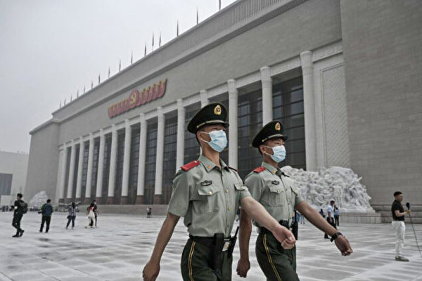 2021年6月25日，中國北京，警察在新建的中共歷史展覽館門外巡邏。（Kevin Frayer/Getty Images）