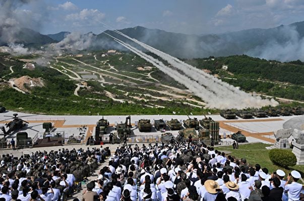 2023年6月15日，遊客在波川（Pocheon）的星津消防訓練場（Seungjin Fire Training Field）觀看美韓聯合軍演。（Jung Yeon-Je/POOL/AFP via Getty Images）