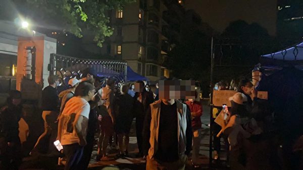 日前，上海市徐匯區匯賢居小區的居民衝出鐵門，並到當地街道辦抗議，要求居委會發「出門證」。（網絡圖片）