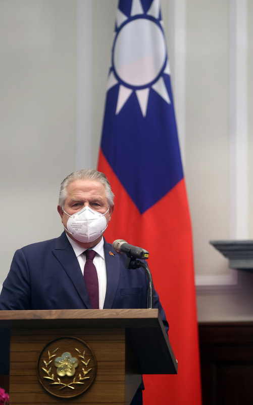 德國國會友台小組主席威爾許(Klaus-Peter Willsch)訪台,2022年10月3日晉見總統蔡英文,威爾許致詞時指出,德國國會在不同文件跟不同的討論中都提到,「如果台灣受到武力威脅,我們也會勇敢地站出來協助台灣、支援台灣」。(中央社)