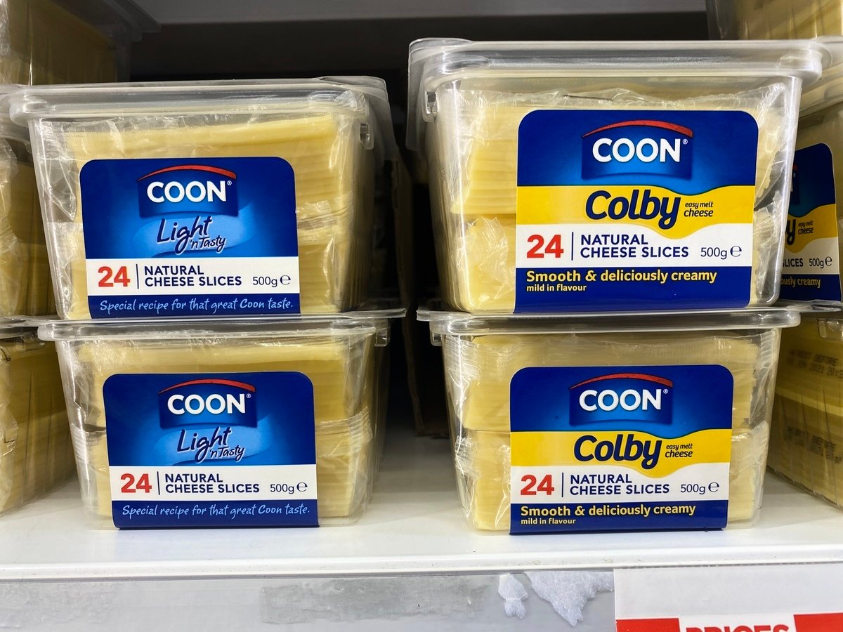 1月13日，Saputo乳品公司宣佈，旗下的澳洲知名芝士品牌Coon Cheese 將更名為「CHEER Cheese」。對此，澳洲政要面書發帖，抨擊左翼以種族歧視名義搞「取消文化」。圖為澳洲超市貨架上擺放的Coon Cheese。（李睿／大紀元）