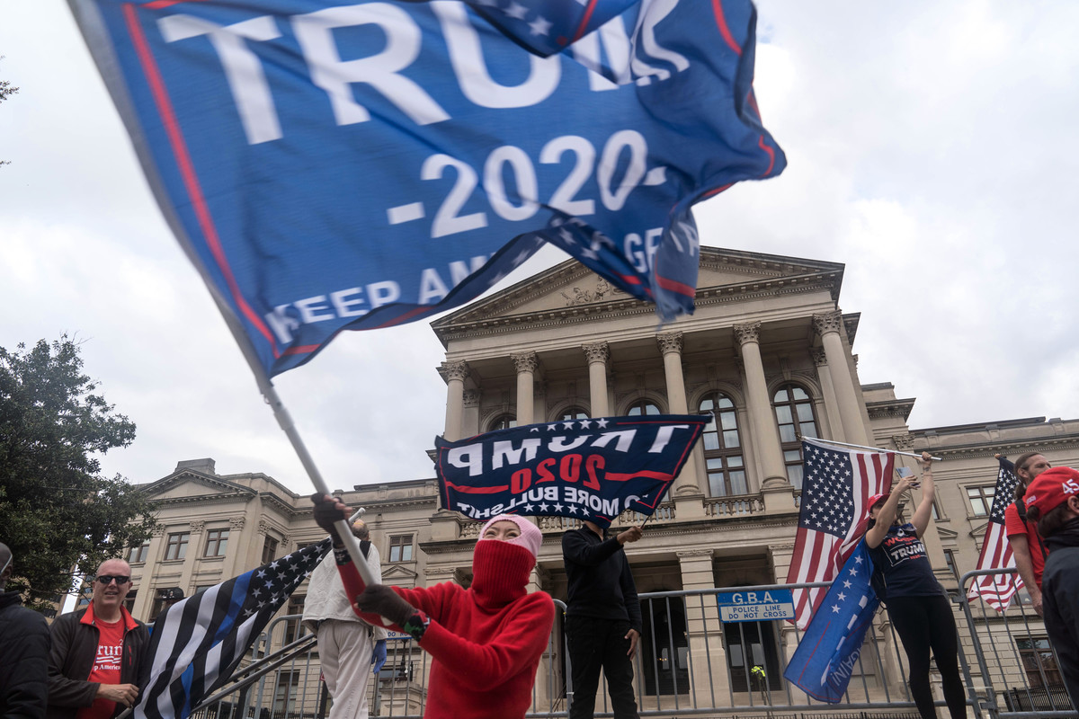 2020年11月7日，美國佐治亞州亞特蘭大，部份媒體片面預測拜登當選總統後，特朗普的支持者聚集在佐治亞州國會大廈外。（Megan Varner/Getty Images）