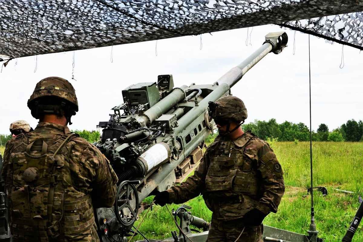 2022年4月21日，五角大樓宣布，作為最新安全援助計劃的一部份，72門M777榴彈炮將被送往烏克蘭。圖為2017年6月6日，美軍在波蘭訓練時使用的M777榴彈炮。（美國國防部網站）