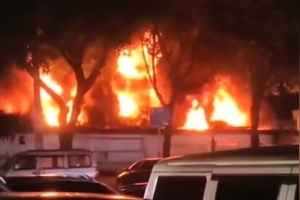 廣西小區車棚起火 傳上百輛電動車被毀