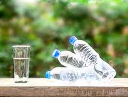 新研究：一升瓶裝水含24萬納米塑膠顆粒