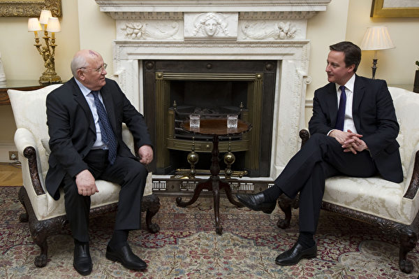 2011年3月30日,英國倫敦,蘇聯前總統米哈伊爾‧戈爾巴喬夫(Mikhail Gorbachev,左)與時任英國首相戴維‧卡梅倫(David Cameron,右)在首相府交談。(Carl Court – WPA Pool/Getty Images)