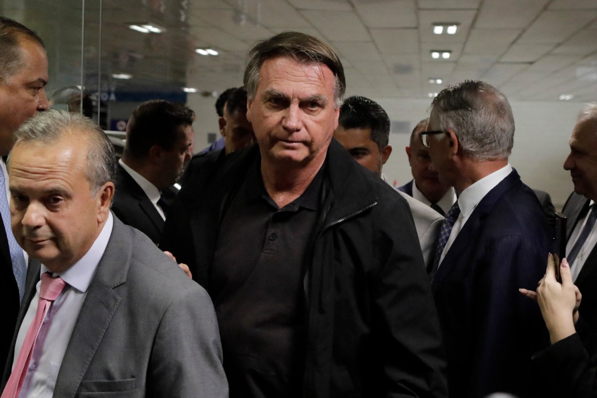 圖為前巴西總統博爾索納羅(Jair Messias Bolsonaro,中)於2025年2月18日抵達巴西利亞的聯邦參議院,與反對黨領袖共進午餐。(Sergio Lima/AFP)