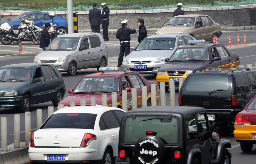 中國某縣政府成「劫匪」交通罰款佔財政三分之一