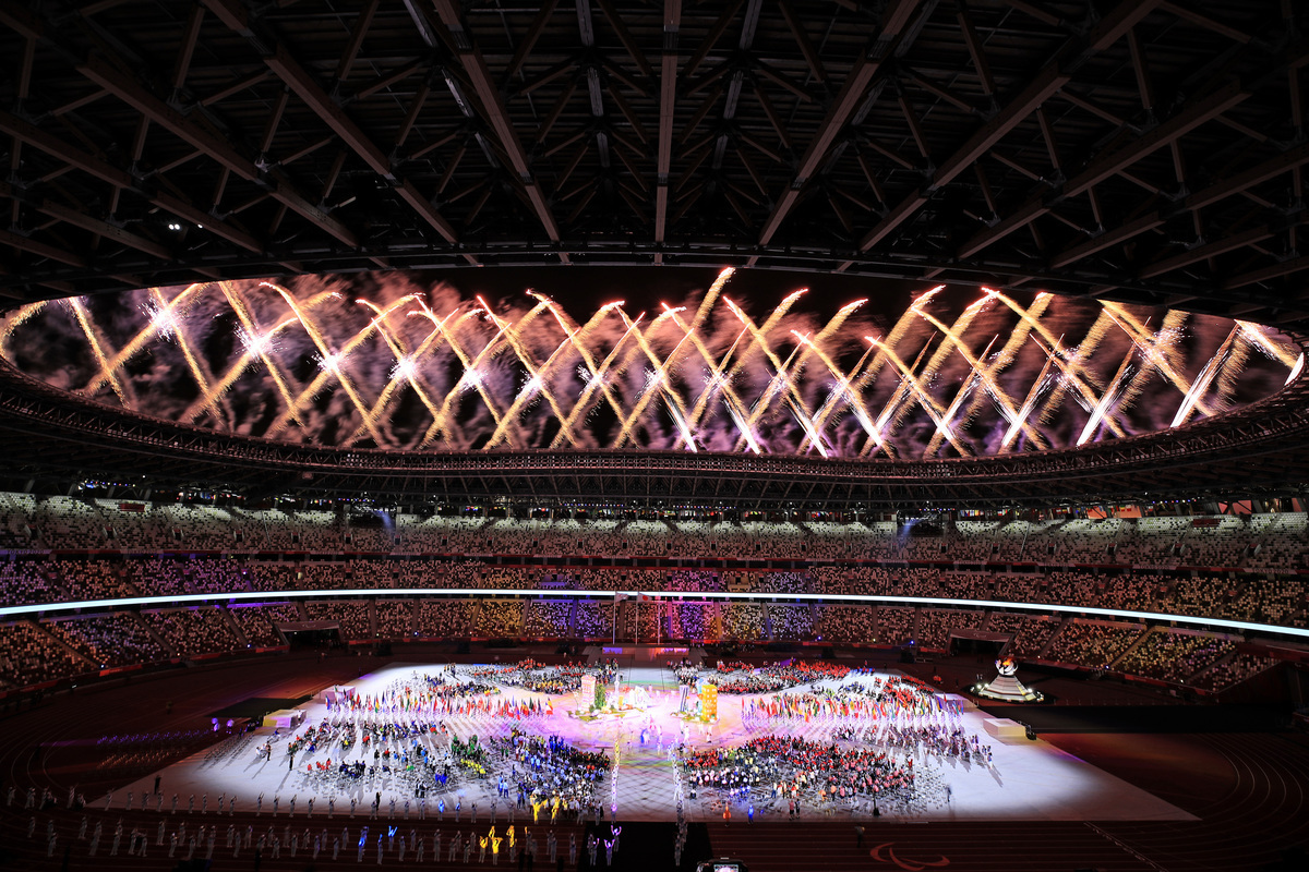 2020東京殘奧會閉幕式被壯觀的煙花表演所點亮。（Alex Pantling/Getty Images）