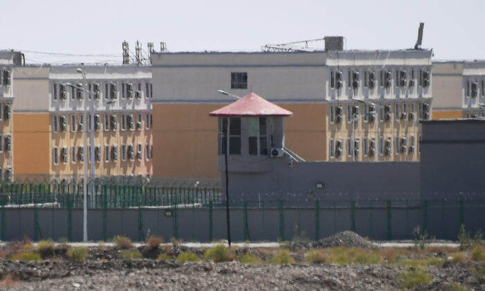 2019年6月2日，中國西北新疆地區喀什以北阿圖斯克市（Artux）職業技能教育培訓中心的教學樓，其實是再教育集中營，關押的大部份是穆斯林少數民族。（Greg Baker/AFP via Getty Images）