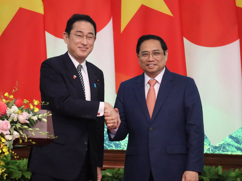 日本首相岸田文雄（左）與越南總理范明正2022年5月1日舉行雙邊會談，雙方並就烏克蘭局勢、南海議題交換意見與討論。（中央社）