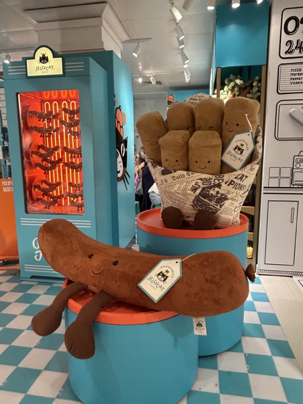 (倫敦Selfridges內的巨大Jellycat玩偶 – 圖片由作者提供)