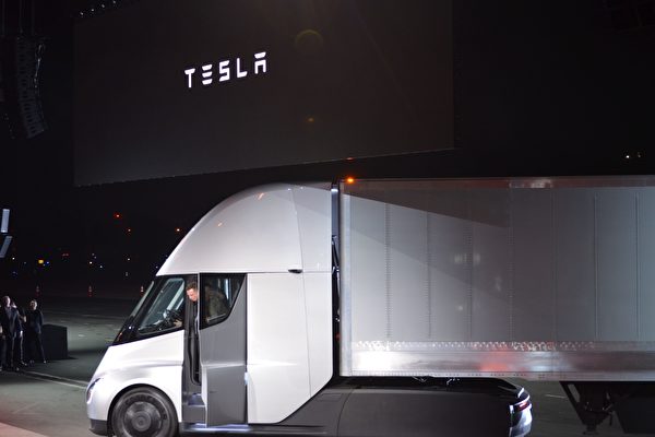 特斯拉於2017年推出掛式商用卡車Semi。圖為公路上行駛的一輛Semi車。（Getty Images）