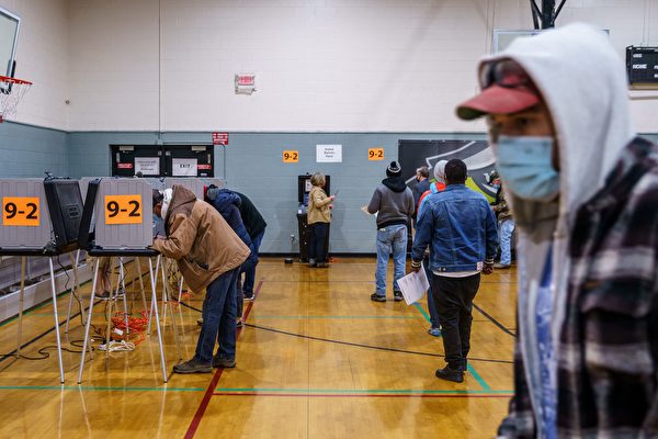 2020年11月3日，選民在明尼蘇達州明尼阿波利斯的投票點投票。（KEREM YUCEL/AFP via Getty Images）