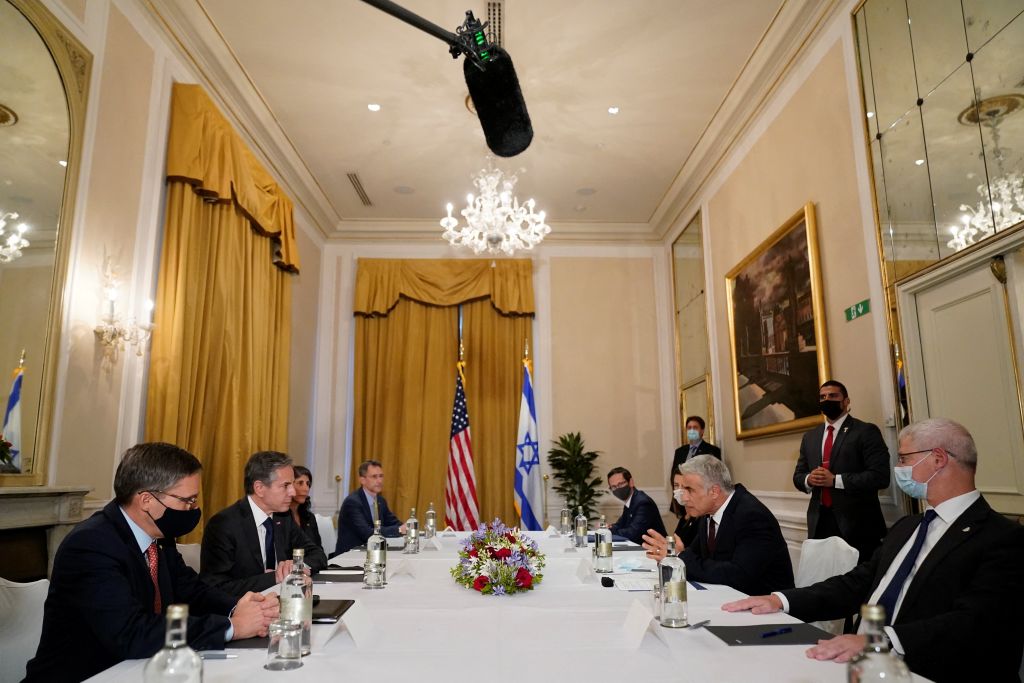 布林肯（左二）和以色利外長拉皮德（右二）6月27日舉行會面。（ANDREW HARNIK/POOL/AFP via Getty Images）