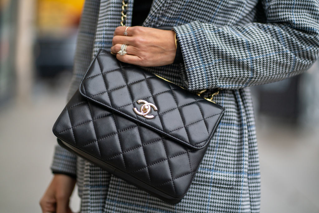 自2019年底以來，Chanel（香奈兒）已將一些經典手袋的全球價格提高了近三分之二，但仍吸引大批消費者瘋狂購買。（David Dee Delgado/Getty Images）