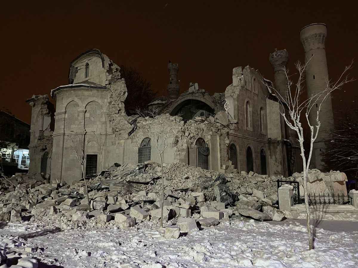 2023年2月6日，在土耳其馬拉提亞（Malatya），地震後部份受損的歷史性建築——耶尼清真寺（Yeni Mosque）。（Volkan Kasik/Anadolu Agency/Getty Images）