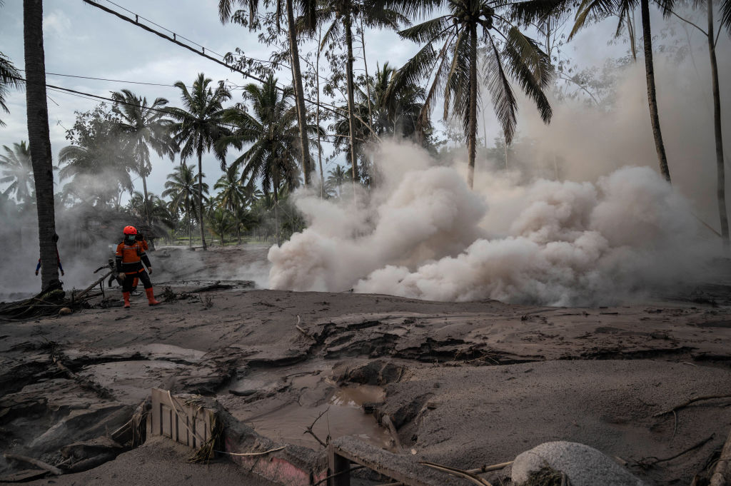 2021年12月5日，印尼塞梅魯火山噴發後，Sumber Wuluh村的一個地區被火山灰覆蓋。（JUNI KRISWANTO/AFP via Getty Images）